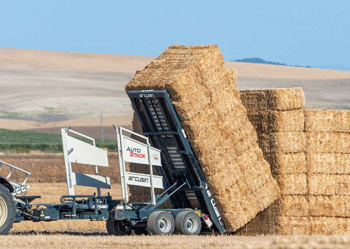 Autocargador y apilador de pacas